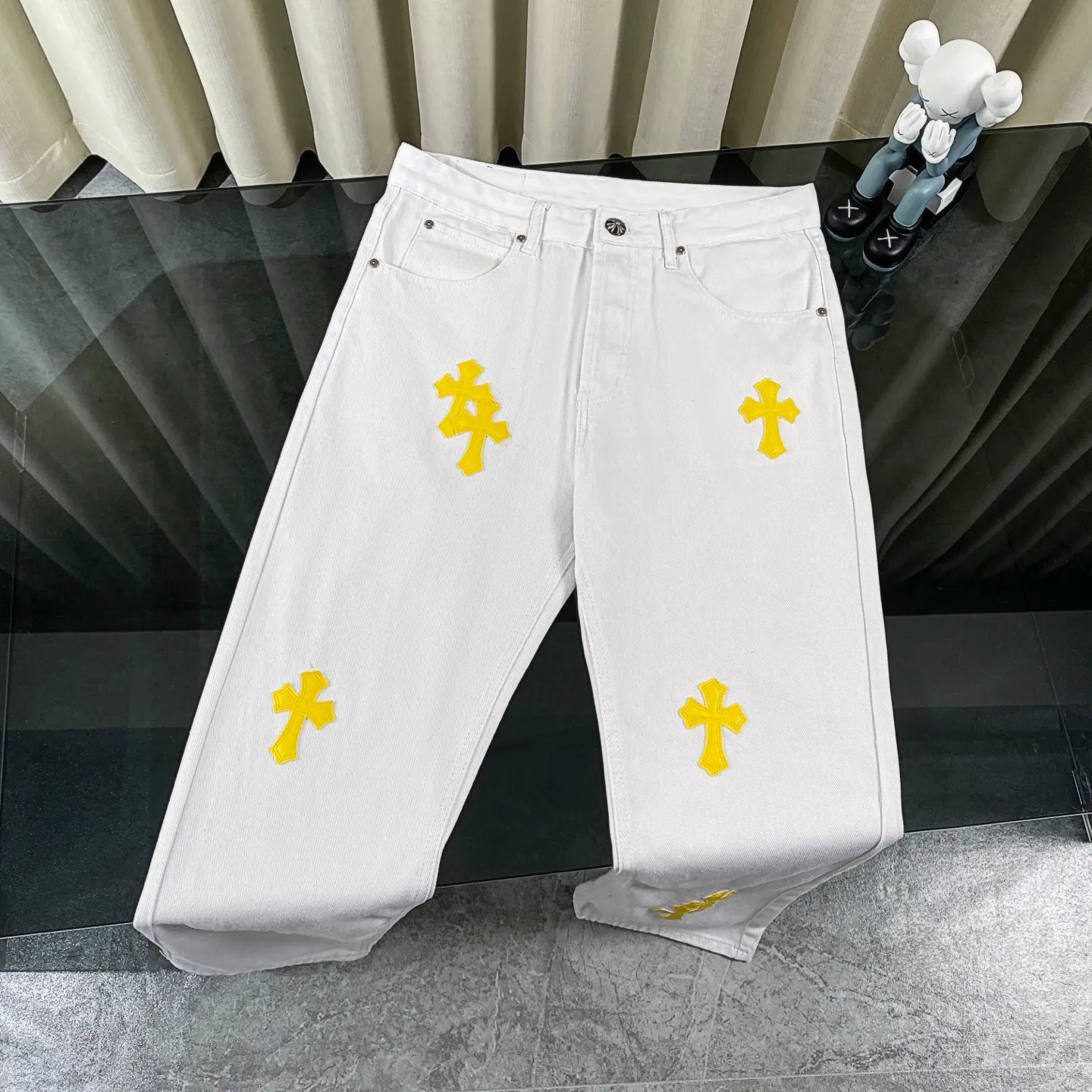 🅿️280 [Strongest Version] Chroe Hets CH Chroe Heart-Patched Leather White Yellow Leather Label Jeans Customized Metal Buckle Legs Washed, Distressed, Tear-Down Ceiling-Level Jeans ‼ About Zangyin✅This is an extremely luxurious fashion brand that can also be called the aristocrat of the high street. It has always been an exclusive brand for some hipsters or the rich second generation. Compared with ordinary high streets, it is more luxurious and noble. Compared with luxury brands, it is more fashionable and individual. Top heavy industry fashion design✅Consistently high street luxury style creation. Speaking of this style, the Zangyin family and the GU family are definitely among the leading representative brands. Especially the Zangyin family's creation of high street style has really achieved an effect of transformation. The color of this model is already very eye-catching by using a unique washed material. It is decorated with pink patchwork cross flowers, which cleverly highlights the charm of the brand. Secondly, this model adopts a classic high-waist cut design, which highlights the long legs and fashionable temperament of the upper body. The brand is highly recognizable and the slim-fitting configuration is more suitable for daily wear. The personality will be fashionable and the specifications can be seen at a glance. Materials and technology ✅ Needless to say, this point goes without saying. As an excellent craftsman brand, Zangyin's requirements for details and craftsmanship are really perfect. The washed color of this model has gone through a lot of processes, not to mention the embellishment of the denim appliqués. It is also purely handmade and sewn. Just like what they believe in, only handmade things have soul and have the meaning of wearing. A top-notch heavy-duty fashionable denim item, recommended by both hands‼   Size: 30-36